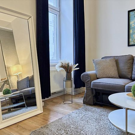 Luxurious And Bright, 5 Min To City Center Appartement Wenen Buitenkant foto