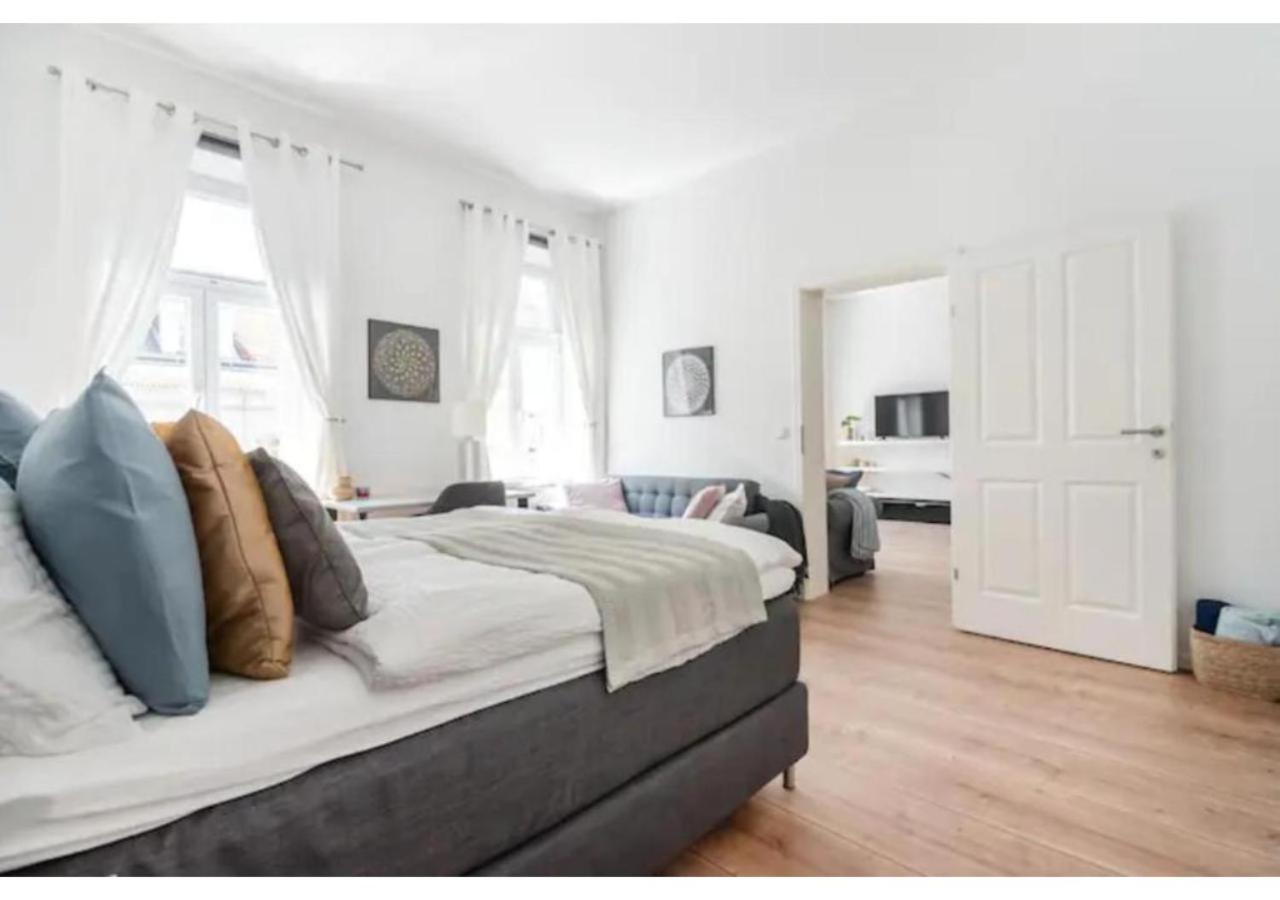 Luxurious And Bright, 5 Min To City Center Appartement Wenen Buitenkant foto